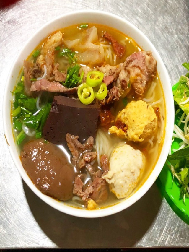 Top 9 bún bò huế phố cổ hot nhất hiện nay