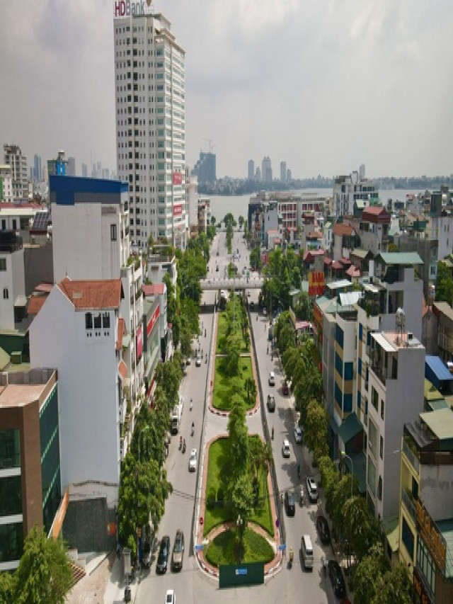 CLIP: Con đường đẹp nhất Hà Nội bị quây tôn, di dời hàng cây để mở rộng