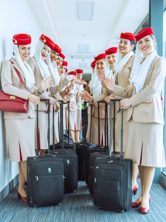 Hé lộ công dụng bí mật đằng sau tấm khăn dải lụa đính trên mũ của bộ đồng phục nữ tiếp viên hàng không đẹp nhất thế giới
