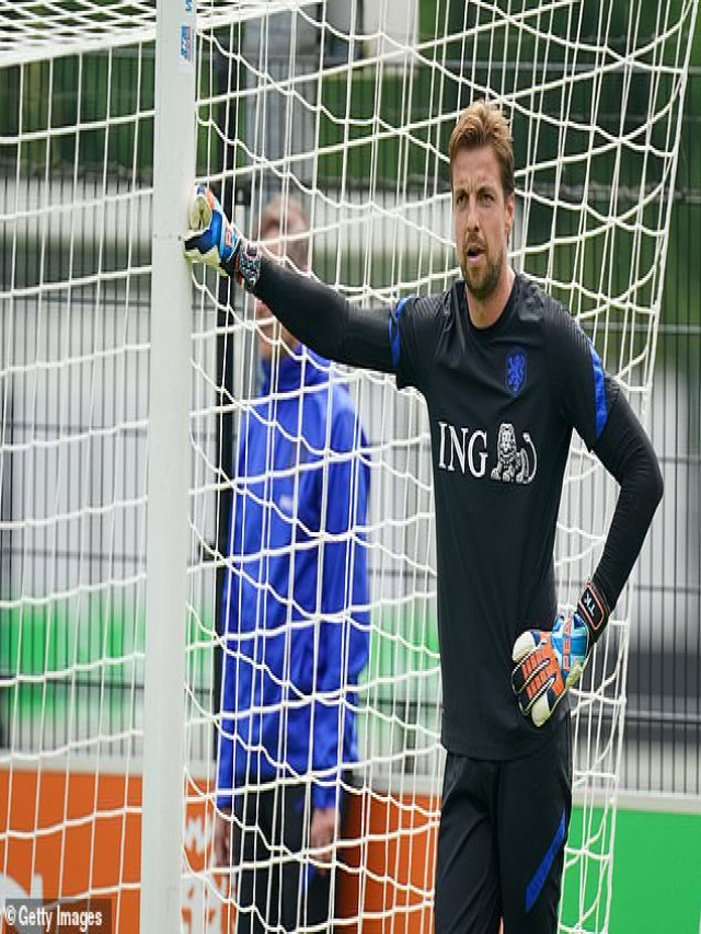 Manager Louis van Gaal brutally axes long-serving goalkeeper Tim Krul from Holland squad | Daily Mail Online