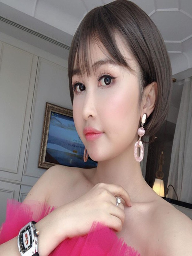 Nhan sắc ngày càng 'thăng hạng' của hot girl khiến Minh Nhựa từng 'bỏ rơi' vợ hai