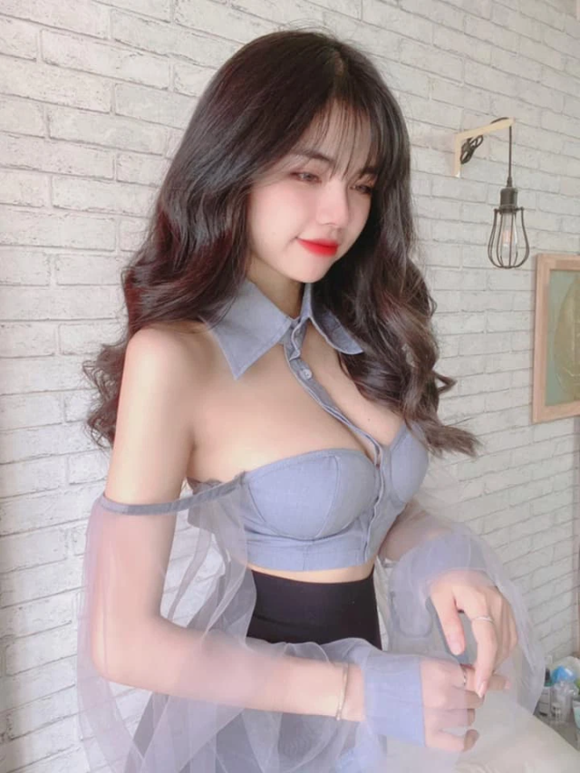 Nữ MC sexy bậc nhất VCS Mai Dora tiếp tục chiêu đãi fan với màn hở bạo, thần thái thì ‘đỉnh của chóp’