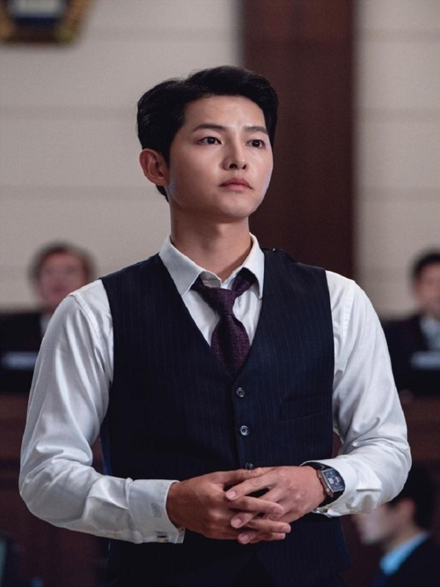 Song Joong Ki xứng danh nam thần 'hàng thật giá thật' từ trong phim đến ngoài đời